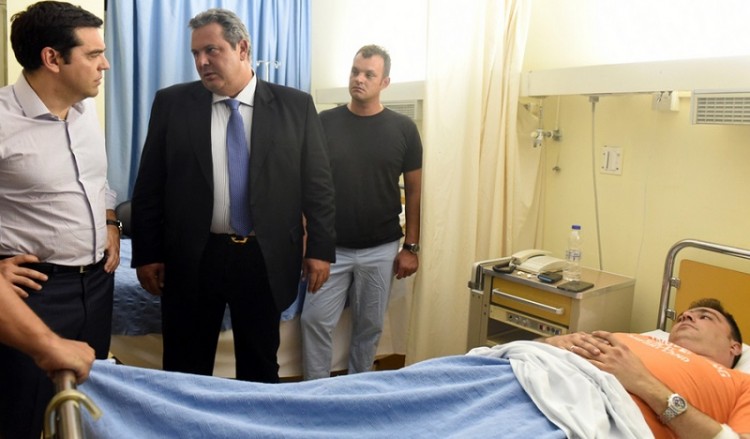 Επίσκεψη Τσίπρα - Καμμένου στους πιλότους του Canadair