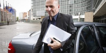 Δικηγόρος μηνύει τον Βαρουφάκη για εσχάτη προδοσία