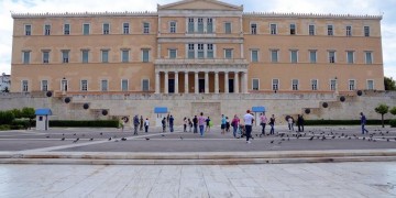 Γραφείο Προϋπολογισμού της Βουλής: Grexit και χρεοκοπία δεν είναι αναπόφευκτα
