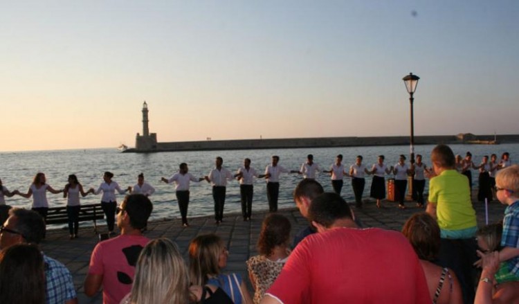 Понтийцы Крита посвятили танец «сиртаки» Микису Теодоракису (видео)