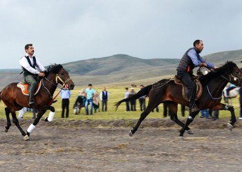 Ιπποδρομίες μετά μουσικής στο Αρνταχάν!
