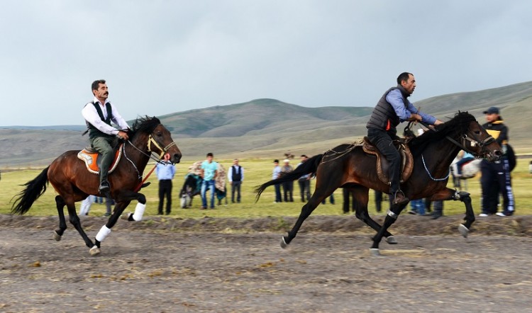 Ιπποδρομίες μετά μουσικής στο Αρνταχάν!