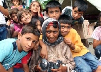 Η 85χρονη γιαγιά Ντελάλ και τα περιστέρια της πάνε Κερασούντα