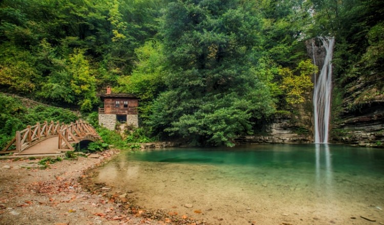 Βουτιά στους καταρράκτες του Ερφελέκ στη Σινώπη (φωτο)