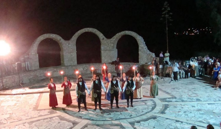 Δρώμενα και χοροί του Πόντου στην 11η Χορευτική Συνάντηση Σαλαμίνας δίπλα στη θάλασσα (φωτο)