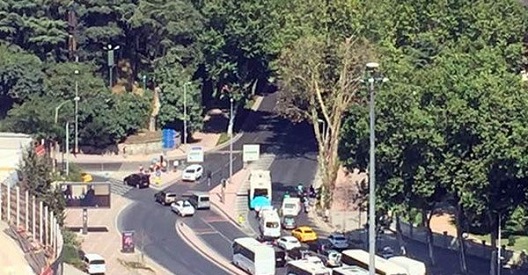 Πυροβολισμοί έξω από το Ντολμά Μπαχτσέ (φωτο και βίντεο)