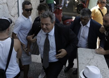 Πέταξαν αυγά στον Καμμένο στην Κω (βίντεο)