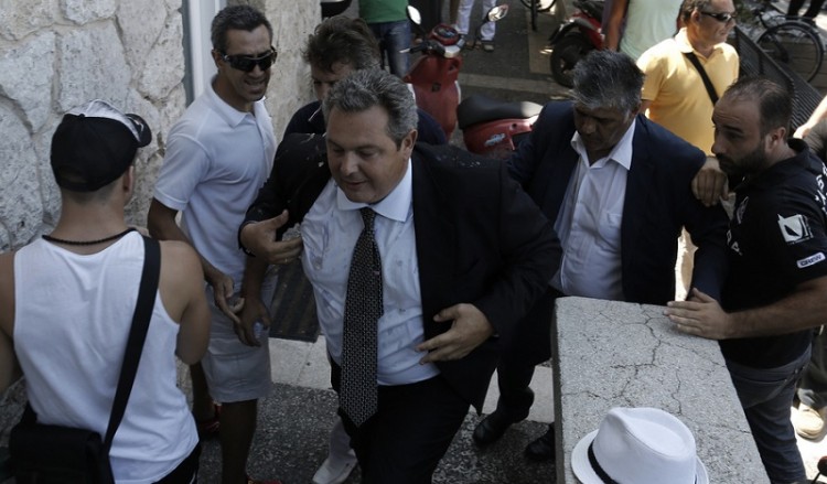 Πέταξαν αυγά στον Καμμένο στην Κω (βίντεο)