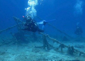 Ο Κούρος «δύτης» βρήκε το χώρο του στο βυθό (φωτο, βίντεο)