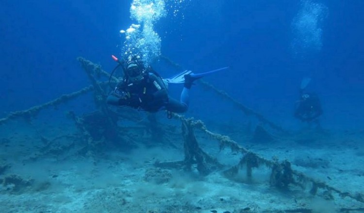 Ο Κούρος «δύτης» βρήκε το χώρο του στο βυθό (φωτο, βίντεο)