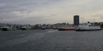 Επιστρέφει στον Πειραιά λόγω μηχανικής βλάβης το Flying Dolfin