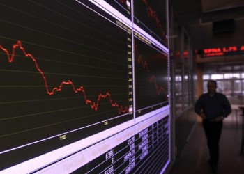 Афинская биржа открылась после месячного перерыва падением на 23%