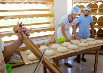 Ζυμώνουν και ψήνουν πίτες και ψωμί συνοδεία ποντιακής λύρας