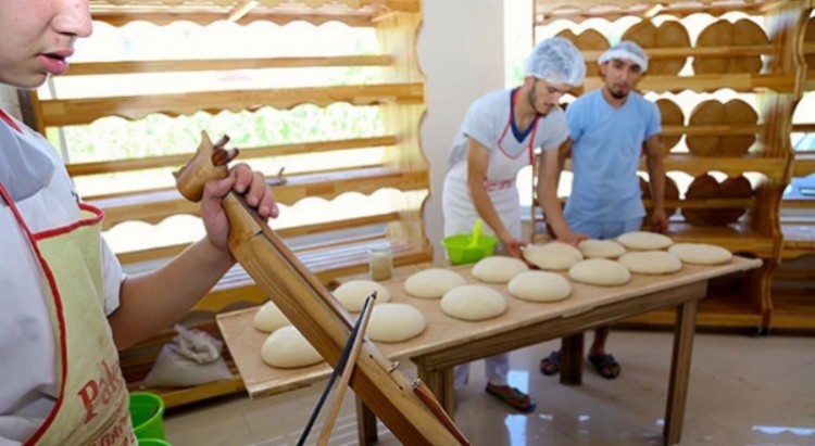 Ζυμώνουν και ψήνουν πίτες και ψωμί συνοδεία ποντιακής λύρας