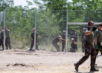 Με στρατό και φράχτη αντιμετωπίζει η Ουγγαρία τους μετανάστες