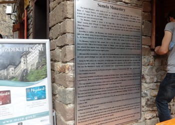 Ο νομάρχης Τραπεζούντας για τη Θεία Λειτουργία στην Παναγία Σουμελά του Πόντου