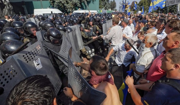 Συγκρούσεις στο Κίεβο για την αυξημένη αυτονομία στις ανατολικές περιοχές