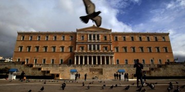 Πόσο... φτωχότεροι θα γίνουν οι Έλληνες βουλευτές