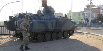 Tα τανκ στους δρόμους του Ντιγιάρμπακιρ (βίντεο-φωτο)