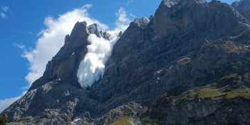Πεζοπόροι κατέγραψαν με κάμερα τεράστια χιονοστιβάδα στις Ελβετικές Άλπεις (βίντεο-φωτο)