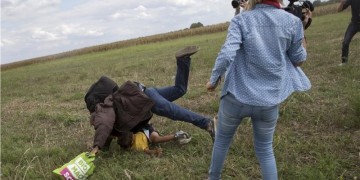 Απολύθηκε η εικονολήπτρια που έβαλε τρικλοποδιά σε πρόσφυγα (φωτο-βίντεο)