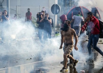 Δακρυγόνα κατά μεταναστών στον διασυνοριακό φράχτη Σερβίας-Ουγγαρίας (βίντεο)