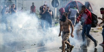 Δακρυγόνα κατά μεταναστών στον διασυνοριακό φράχτη Σερβίας-Ουγγαρίας (βίντεο)