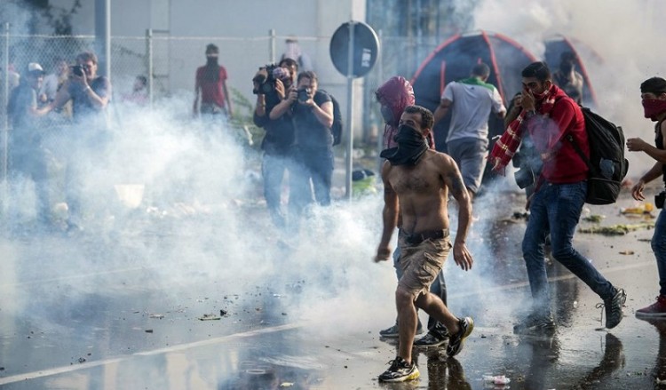Δακρυγόνα κατά μεταναστών στον διασυνοριακό φράχτη Σερβίας-Ουγγαρίας (βίντεο)