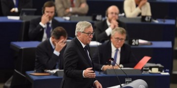 Γιούνκερ: Ευρώπη είναι ο φούρναρης στην Κω που έδωσε ψωμί σε πρόσφυγες