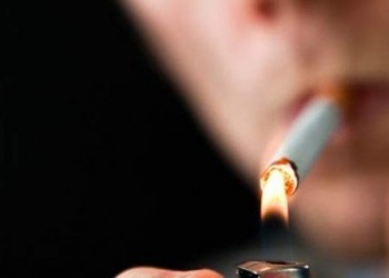 Το κάπνισμα αυξάνει τον κίνδυνο εγκεφαλικού πριν από τα 50