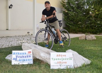 Βασίλης Καρυοφυλλίδης: Ο Έλληνας που πήγε στην Τραπεζούντα με ποδήλατο (βίντεο)