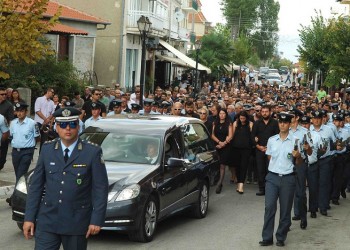 Ράγισαν καρδιές στην κηδεία του Στάθη Λαζαρίδη στο Τσοτύλι Κοζάνης (φωτο)