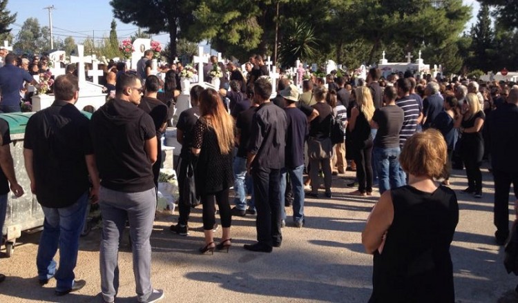 Θρήνος και σπαραγμός στην κηδεία του Γιώργου Μωυσιάδη