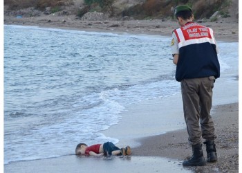 Τι λέει ο Σύρος πατέρας του μωρού που απεικονίστηκε νεκρό στη συγκλονιστική φωτογραφία