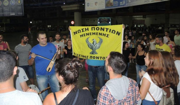 Понтийские проводы в армию на автостанции в Салониках (фото)