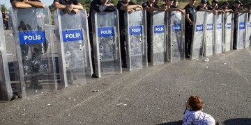 Μωράκι από τη Συρία στέκεται μπροστά στις ασπίδες των Τούρκων αστυνομικών