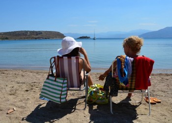 Ανεβαίνει το θερμόμετρο, επιμένουν οι όμβροι στα ορεινά