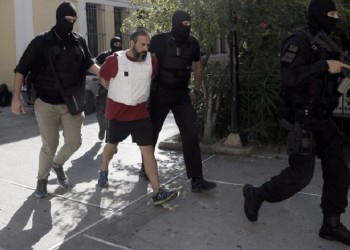 Όπλα και κλεμμένα οχήματα βρέθηκαν σε γιάφκα στον Μαραθώνα (φωτο)
