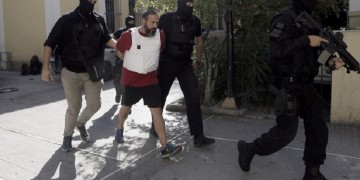 Όπλα και κλεμμένα οχήματα βρέθηκαν σε γιάφκα στον Μαραθώνα (φωτο)