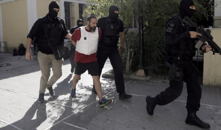 Όπλα και κλεμμένα οχήματα βρέθηκαν σε γιάφκα στον Μαραθώνα (φωτο)
