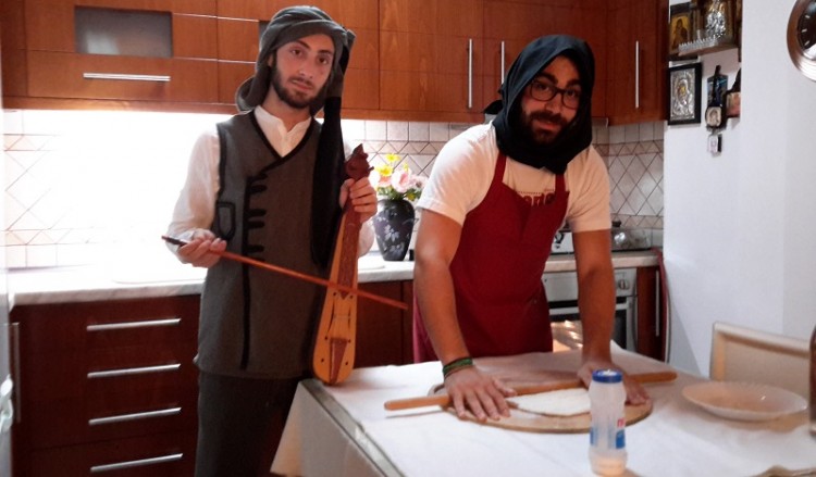 Τα παρασκήνια της ποντιακής πίτας... αλά dubsmash (φωτο-βίντεο)