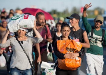 Καραβάνι προσφύγων στην Ευρώπη: Κάνουν με τα πόδια 516 χλμ. ως τη Γερμανία (βίντεο)