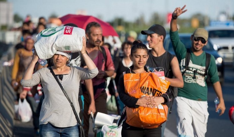 Καραβάνι προσφύγων στην Ευρώπη: Κάνουν με τα πόδια 516 χλμ. ως τη Γερμανία (βίντεο)