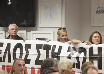 Επεισόδιο στη Βουλή με 39 συμβασιούχους του καναλιού