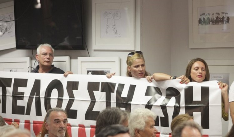 Επεισόδιο στη Βουλή με 39 συμβασιούχους του καναλιού