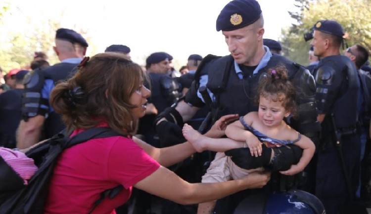 Φράχτη για να σταματήσει τους πρόσφυγες βάζει η Ουγγαρία