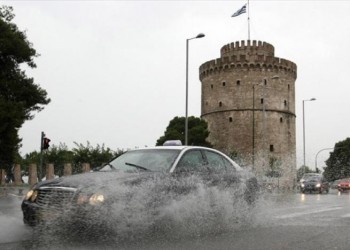 Νεροποντή στη Θεσσαλονίκη δημιούργησε προβλήματα