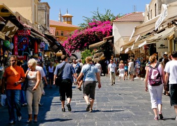 Τουρισμός: Ρεκόρ αφίξεων και έσοδα 15,5 δισ. ευρώ!