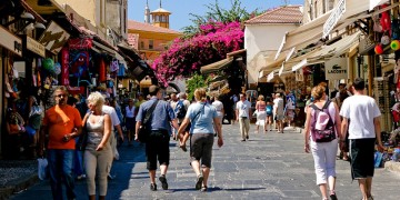 Τουρισμός: Ρεκόρ αφίξεων και έσοδα 15,5 δισ. ευρώ!