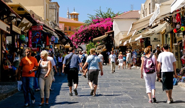 Τουρισμός: Ρεκόρ αφίξεων και έσοδα 15,5 δισ. ευρώ!